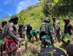 Satgas Mobile Raider 300 Siliwangi Bantu Pemakaman Anak Bayi di Amungi Papua