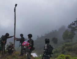 Menjelang HUT RI Ke 78 Satgas Mobile Raider 300 Giat Terangi Jalan di Tanah Papua