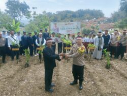 Polri Lestarikan Negeri, Polsek Bantarujeg Gelar Penanaman Pohon di Desa Gununglarang Bantarujeg