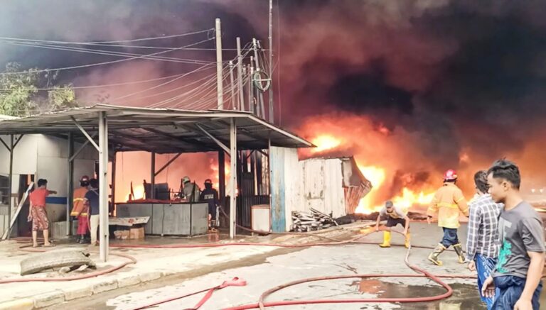 Diduga Akibat Membakar Sampah, Gudang Limbah di Cikarang Utara Ludes Terbakar