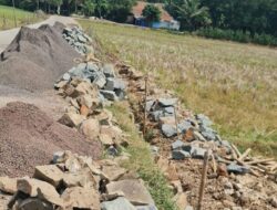 Pembangunan Turap Desa Sukabungah Diduga Janggal Dan Terkesan Tidak Terbuka Pada Publik