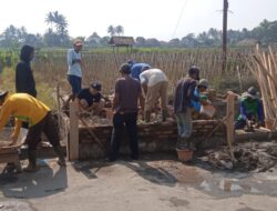 Guna Menjaga Kamtibmas, Warga Desa Mekarsari RW 07 Bahu Membahu Membangun Poskamling