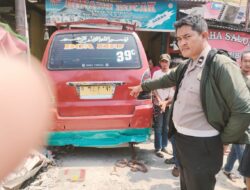 Diduga Mengantuk, Pengemudi Mobil Angkot Tabrak Warung Nasi Padang di Simpang SGC