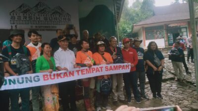 Gerakan Revolusi Mental (GNRM) Gerakan Indonesia Bersih Gunung Bukan Tempat Sampah