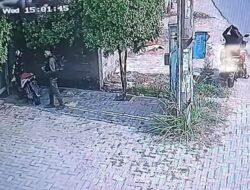 Aksi Pencurian Sepeda Motor Tiga Remaja Terekam Cctv