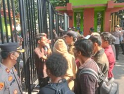 Puluhan Mahasiswa Gelar Aksi Unras di Gedung Badan Kepegawaian & Pengembangan Sumber Daya Manusia (BKPSDM) Kota Bekasi