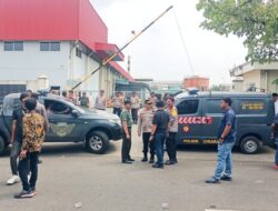 Terjadi Kericuhan Saat Aksi Unras Antara Dua Kelompok Massa di Depan Gerbang PT Yongsin
