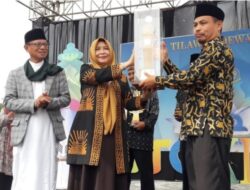 Pj Sekda Serahkan Piala Bergilir Kepada Cibugel Sebagai Juara Umum MTQ Ke – 48, Tingkat Kabupaten Sumedang