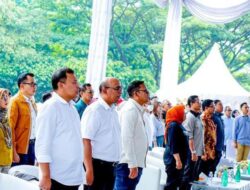Kadisdik Sematkan Hadiah Pada Peringatan Hakordia