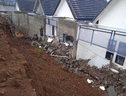 Benteng Proyek Roboh Timpa Rumah Warga