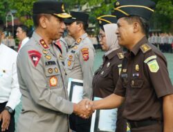 Kapolda Jabar Berikan Piagam Penghargaan Dan Penyematan Pin Emas Kepada Tim Satgas Pencegahan Dan Penyelesaian Tindak Pidana Pertanahan Di Provinsi Jawa Barat
