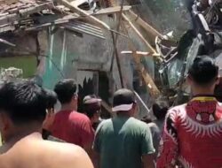 Naas ! Satu Unit Mobil Truk Tronton Menghantam Toko Burung Hingga Memakan Korban Jiwa
