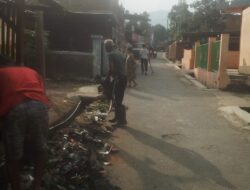 Guna Terciptanya Kenyamanan Lingkungan, Warga RT.02 RW.06 Kampung Paniisan Desa Karangpawitan Berbondong-Bondong Gelar Kerja Bakti Bersama