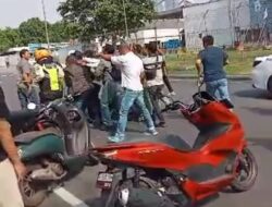 Masa Aksi Damai Di Kawasan MM 2100 Terlibat Bentrok Dengan Ormas