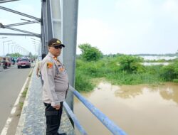 Kapolsek Pebayuran Monitoring Debit Air Sungai Citarum Antisipasi Banjir