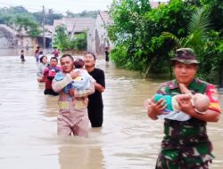 Cibarusah Di Landa Banjir, Anggota TNI-POLRI Bantu Evakuasi Warga