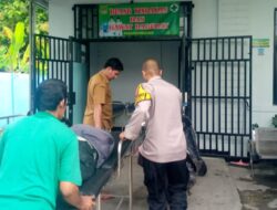 Gerak Cepat.! Bhabinkamtibmas Polsek Pebayuran Bantu Warga, Sakit Saat Terjatuh Berkendara Motor