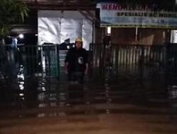 Akibat Diguyur Hujan, Warga Cikarang Terendam Banjir Hingga 1,5 Cm