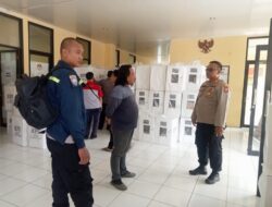 Personel Polsek Pebayuran Kawal Ketat Pengamanan Pengiriman Logistik Kotak Surat Suara Pemilu 2024
