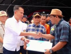 Dampingi Pj Gubernur, Pj Bupati Sumedang Tinjau Lokasi Terdampak Banjir di Leuwi Awi – Ujung Jaya, Berikan Solusi