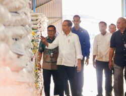 Presiden Jokowi Cek Stok Beras di Gudang Bulog Cibitung Dan Kembali Serahkan Bantuan Pangan