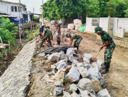Sudah Mendekati Penyelesaian, Pembangunan Turap di Karang Bahagia Dilaksanakan Puluhan Personel Satgas TMMD Ke 119 Kodim 0509