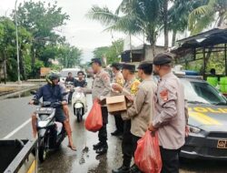 Berkah Ramadhan, Polsek Cikarang Timur Bagikan Takjil  Kepada Pengendara  Yang Melintas di Depan Mako