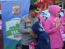 Kapolres Cianjur Turun Langsung Bagikan Ratusan Paket Takjil Buka Puasa Kepada Masyarakat