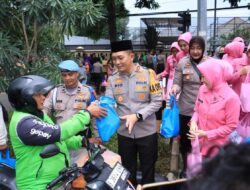 Kapolres Bogor Bersama Bhayangkari dan Personil Jajaran Polres Bogor Laksanakan Bagi – Bagi Takjil Gratis Kepada Warga Masyarakat Kabupaten Bogor
