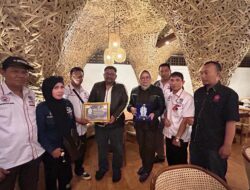Dimomen Buka puasa Bersama Awak Media, Kepala Kejaksaan Negeri Garut Menerima Piagam Penghargaan Golden Award 2024 Dari DPP IWOI