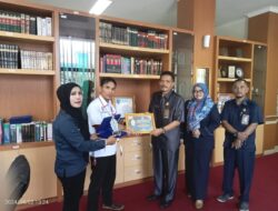Ketua DPD IWOI Kabupaten Garut Memberikan Sertifikat Golden Awards IWOI Terhadap Kantor Pengadilan Agama Garut