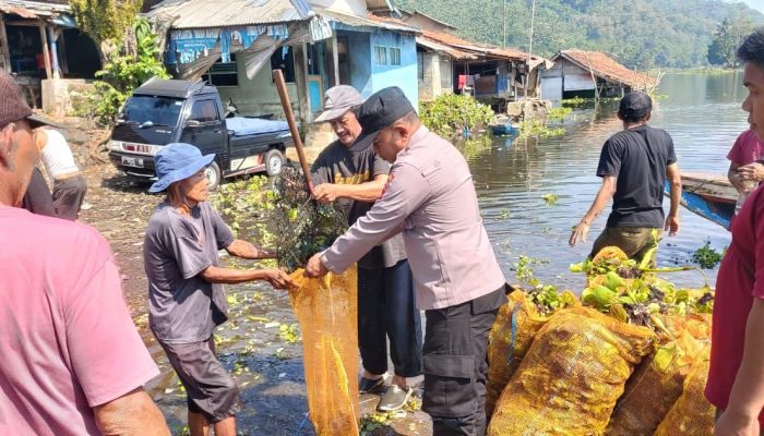 Tiga Pekan Bersihkan Eceng Gondok, Polisi dan Warga Selamatkan Akses Dermaga Jangari