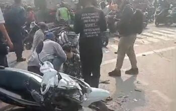 Diduga Rem Blong, Truk Wing Box Hantam Sepeda Motor di Simpang Unisma Bekasi Timur