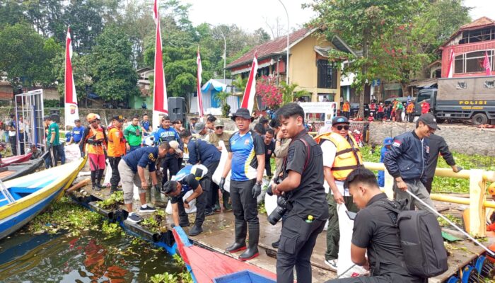Polres Cianjur dan Pandawara Group Bersihkan Waduk Jangari, Angkut Belasan Ton Sampah dan Eceng Gondok