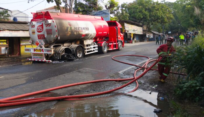 Truk Tangki Pertamina Bermuatan 24 Ribu Liter Pertalite Terbakar di Jalur Nasional Cianjur–Sukabumi, Arus Logistik Sempat Terhenti