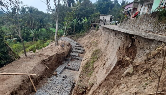 Akses Jalan Cibanteng–Kubang Terputus Akibat Longsor, Pemdes Apresiasi Respons Cepat Pemkab Cianjur