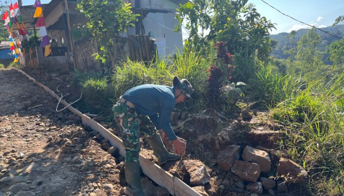 TMMD Ke-129 Kodim 0608/Cianjur Percepat Pembangunan Infrastruktur, Prajurit Yonif TP 938/Pancasona dan Warga Cor Jalan di Kampung Sindang Kasih