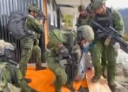 Detik-detik TNI Evakuasi Jenazah Pilot Asal AS Korban Tembak KKB