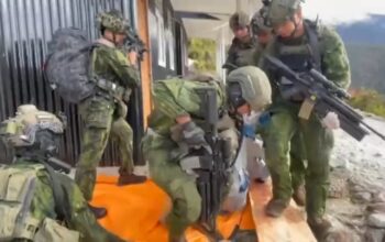 Detik-detik TNI Evakuasi Jenazah Pilot Asal AS Korban Tembak KKB