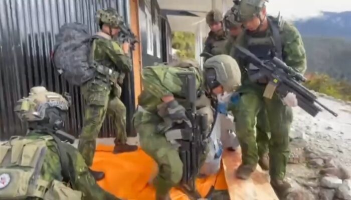 Detik-detik TNI Evakuasi Jenazah Pilot Asal AS Korban Tembak KKB