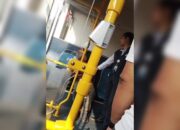 Viral…! Seorang Kakek Diduga Tunawisma Dikeluhkan Penumpang dan Turun dari TransJakarta Karena Bau Badan