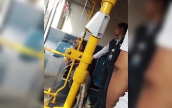 Viral…! Seorang Kakek Diduga Tunawisma Dikeluhkan Penumpang dan Turun dari TransJakarta Karena Bau Badan
