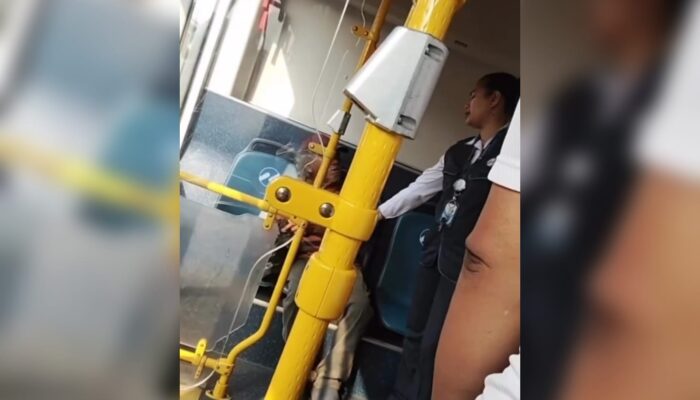 Viral…! Seorang Kakek Diduga Tunawisma Dikeluhkan Penumpang dan Turun dari TransJakarta Karena Bau Badan