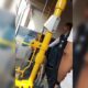 Viral…! Seorang Kakek Diduga Tunawisma Dikeluhkan Penumpang dan Turun dari TransJakarta Karena Bau Badan