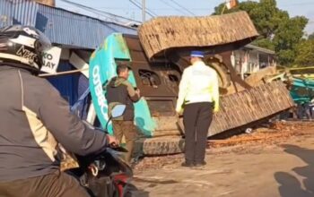 Diduga Rem Blong, Sebuah Truk Bermuatan Ekskavator Hantam Pikap Sayur di Cugenang Cianjur, 2 Orang Tewas