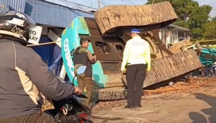 Diduga Rem Blong, Sebuah Truk Bermuatan Ekskavator Hantam Pikap Sayur di Cugenang Cianjur, 2 Orang Tewas
