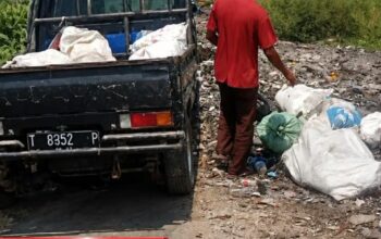 Viral! Aksi Pembuangan Sampah Sembarangan Kembali Terjadi di Wilayah Perbatasan Telagasari-Majalaya Karawang
