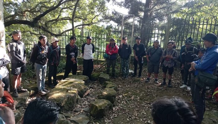 TNI-Polri dan Relawan Masih Siaga di Gunung Gede Cegah Kebakaran Meluas