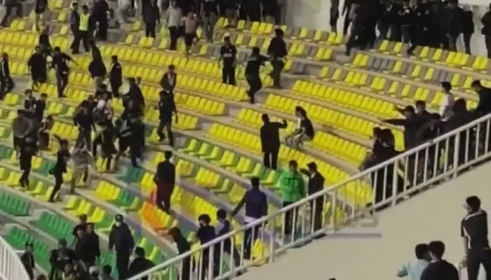 Bentrokan Suporter Pecah Usai Babak Pertama Persita vs Persija, Pertandingan Terpaksa Ditunda