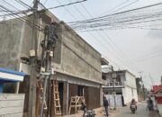 Kabel Internet Menjuntai di Cibadak Cianjur, Warga Pertanyakan Penataan Jaringan